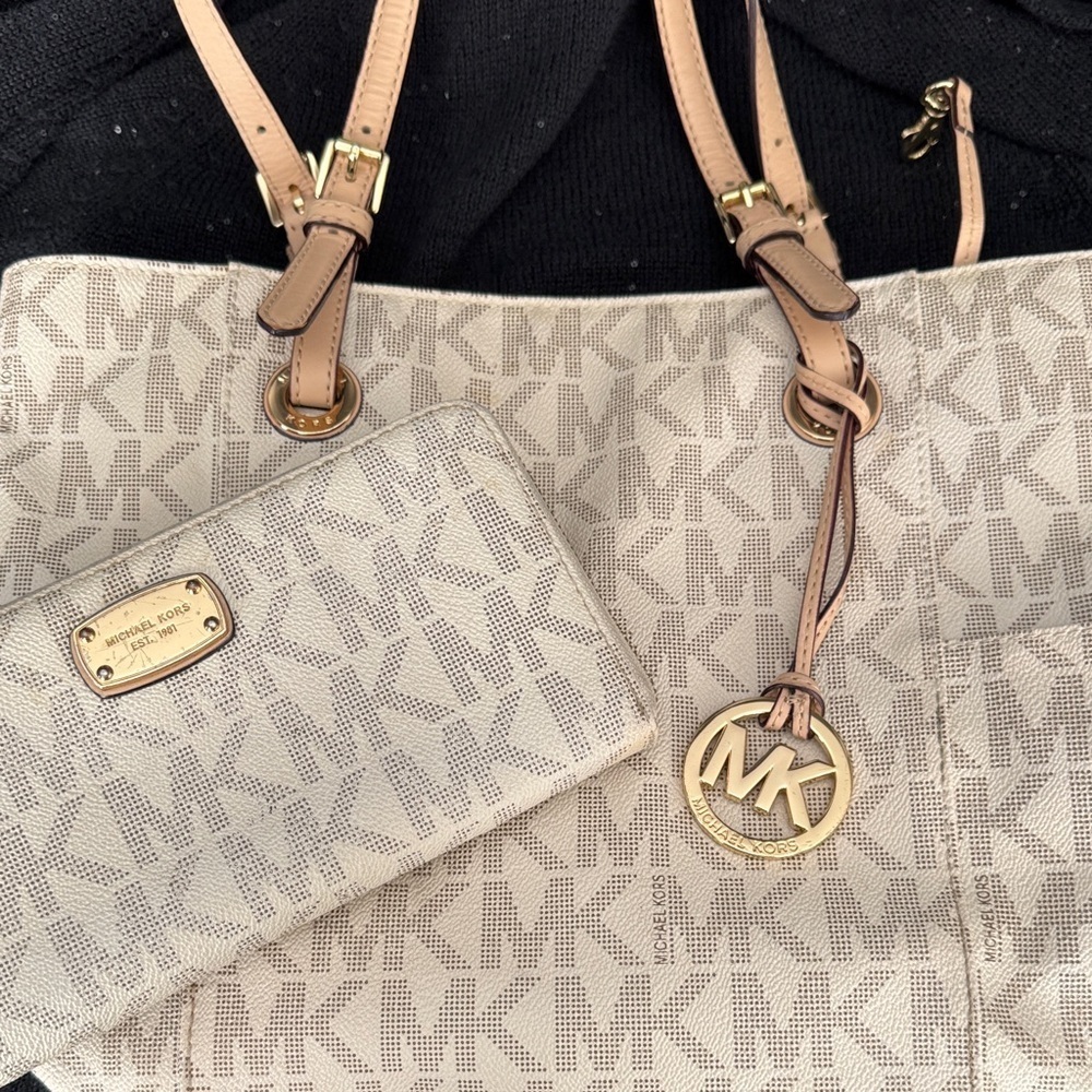 ❤️Michael Kors Signature Beige Tote and Wallet